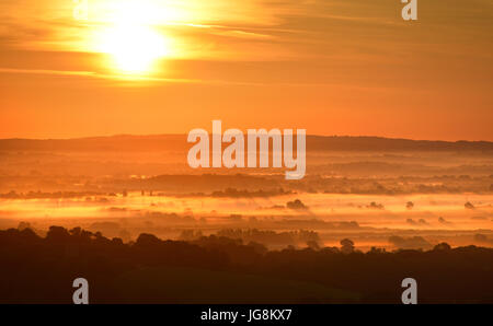 Firle, East Sussex. 5 Juillet 2017 : Le soleil se lever plus de brume du matin dans les régions rurales de l'East Sussex, sur ce qui promet d'être un jour chaud et ensoleillé. ©Peter Cripps/Alamy Live News Banque D'Images