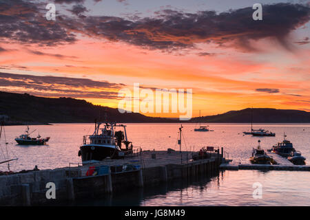 Lyme Regis, dans le Dorset, UK. 5 juillet 2017. Météo britannique. Un spectaculaire lever du soleil sur l'été port de Cobb à la station balnéaire de Lyme Regis dans le Dorset. Crédit photo : Graham Hunt/Alamy Live News Banque D'Images