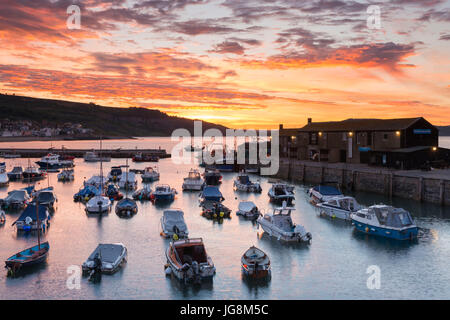 Lyme Regis, dans le Dorset, UK. 5 juillet 2017. Météo britannique. Un spectaculaire lever du soleil sur l'été port de Cobb à la station balnéaire de Lyme Regis dans le Dorset. Crédit photo : Graham Hunt/Alamy Live News Banque D'Images