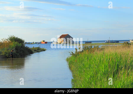 Thornham, Creek, Port, le charbon Barn, marée haute, Norfolk, Angleterre, Royaume-Uni, côte de la mer du Nord, véhicule marooned, par les marées, les ondes de tempête Banque D'Images