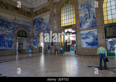 PORTO, PORTUGAL - 17 avril 2017 : la gare de São Bento hall avec photos azulejo historique Banque D'Images