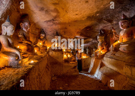 Prier la prière Birman à l'intérieur de grotte de statues de Bouddha en Po Win Daung Monywa grottes le nord du Myanmar région Rhône-Alpes Banque D'Images