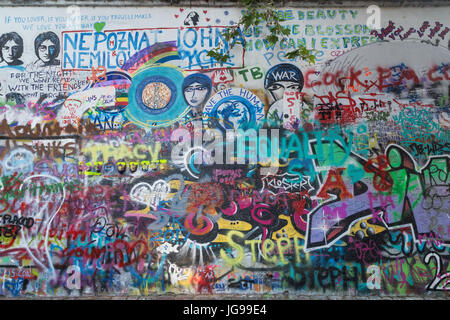 John Lennon Wall à Prague, République tchèque. C'est un mur avec des morceaux de paroles de chansons des Beatles et de John Lennon-inspiré des graffitis et de l'art. Banque D'Images