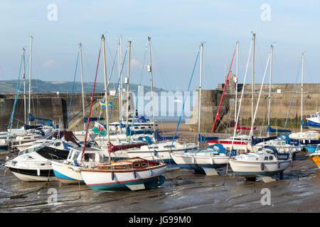 Bateaux amarrés dans le port de Saundersfoot Banque D'Images