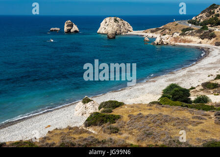 Rocher d'Aphrodite. Côte Rocheuse sur la mer Méditerranée à Chypre. Petra tou Roumiou est le lieu de naissance de la déesse Aphrodite Banque D'Images