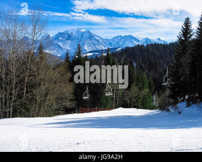 Pente de ski et des télésièges sur Combloux ski resort avec le Mont Blanc au loin, Alpes Haut Savoie, France Banque D'Images