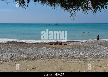 La baie de Pissouri, Chypre - 10 juin 2017 : les touristes se détendre, bronzer et nager dans la mer sur la belle plage de Pissouri Banque D'Images