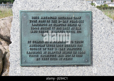 United States Navy Memorial Foundation plaque à la Sherman Memorial, lieu non identifié Sands, en Angleterre. Banque D'Images