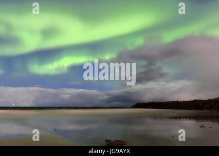 Les feux verts-aurora borealis illuminent la plage SW.de Bleik-village de pêcheurs et l'épi de la marina locale sur un grand vent de la nuit. - Une ville de Andenes Banque D'Images