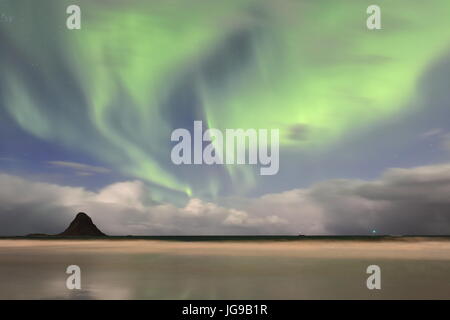 Les feux verts-aurora borealis illuminent la plage SW.de l'île de Bleik village et Bleiksoya-plus grand resort de macareux en Norvège sur un grand vent de la nuit. Anden Banque D'Images