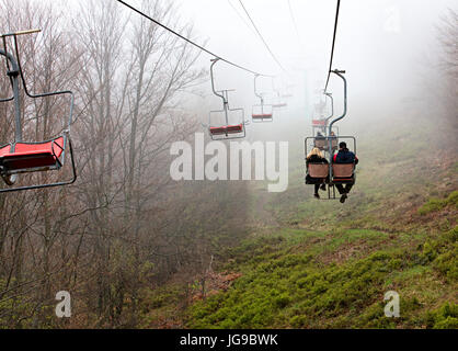 Tôt le matin la montagne ascenseur transporte les touristes à la montagne de couchage, enveloppé dans le brouillard Banque D'Images