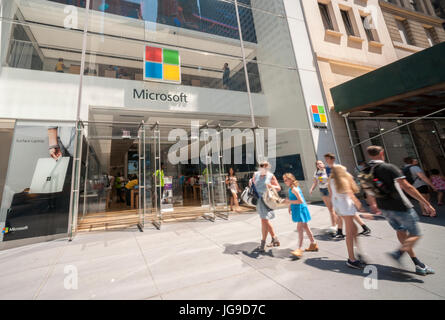 Le magasin phare de Microsoft sur la Cinquième Avenue à New York, le vendredi 30 juin 2017. Microsoft a rapporté d'annoncer une restructuration majeure de ses activités le 5 juillet avec l'accent sur le cloud computing. (© Richard B. Levine) Banque D'Images