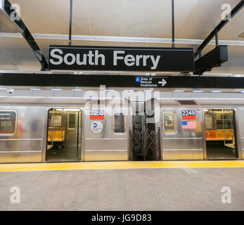 Un certain nombre de 2 minutes en attente dans la South Ferry, récemment restauré, station de métro à New York le jour ré-ouverture le mardi 27 juin 2017. La station a été fermée après avoir restauré les dommages par l'Ouragan Sandy avec une estimation de 15 millions de gallons d'eau les inondations le terminal, qui a coûté 545 millions de dollars et a été ouvert uniquement trois ans. Les 340 millions de dollars de réparations ont été terminé aujourd'hui, près de cinq ans après l'Ouragan Sandy. Dans l'intervalle le nombre Un train utilisé le vieil excentrique South Ferry boucle qui compte seulement les cinq premiers wagons d'un train voiture 10. (© Richard B. Levine) Banque D'Images