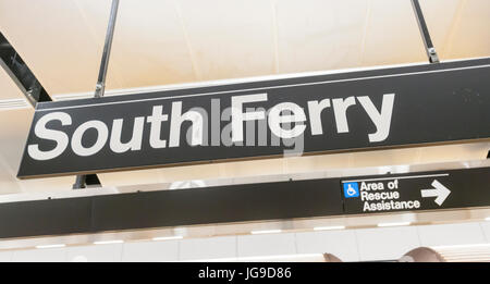 Le South Ferry, récemment restauré, station de métro à New York le jour ré-ouverture le mardi 27 juin 2017. La station a été fermée après avoir restauré les dommages par l'Ouragan Sandy avec une estimation de 15 millions de gallons d'eau les inondations le terminal, qui a coûté 545 millions de dollars et a été ouvert uniquement trois ans. Les 340 millions de dollars de réparations ont été terminé aujourd'hui, près de cinq ans après l'Ouragan Sandy. Dans l'intervalle le nombre Un train utilisé le vieil excentrique South Ferry boucle qui compte seulement les cinq premiers wagons d'un train voiture 10. (© Richard B. Levine) Banque D'Images