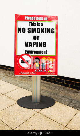Ne pas fumer ou vaping signe à Manor promenades shopping centre, Cramlington, Northumberland, Angleterre Banque D'Images