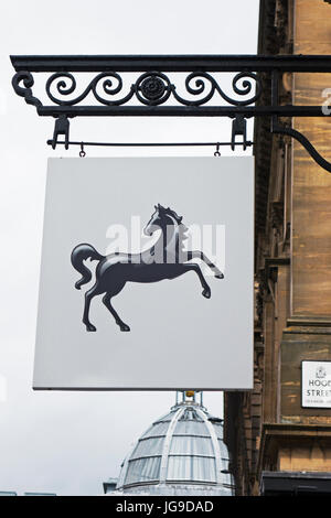 La Lloyds cheval noir logo ci-dessus une succursale à Newcastle upon Tyne Banque D'Images