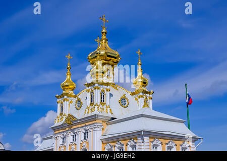 Dômes dorés Peterhof Palace de l'église au Grand Palace situé près de Saint Petersburg, Russie Banque D'Images