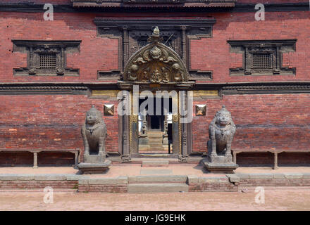 Entrée de Palace à Patan Durbar Square. Katmandu Banque D'Images