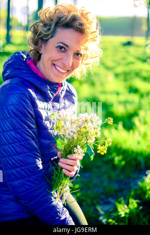 Jeune femme avec un bouquet de fleurs Banque D'Images