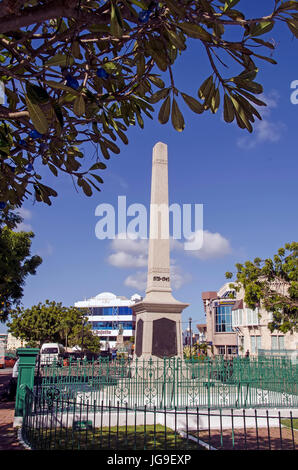 Cénotaphe ou monument commémoratif de guerre obélisque à la Place des Héros Nationaux à Bridgetown à la Barbade. Banque D'Images
