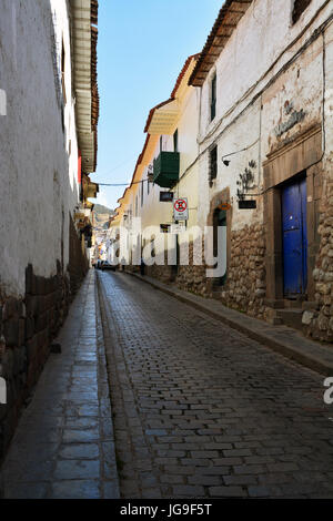 Les rues pavées étroites dans le quartier historique de la vieille ville de Cusco, Pérou. Banque D'Images