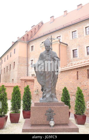 Statue du Pape Jean Paul II, Musée de la cathédrale, le château de Wawel, Kraków, Pologne Banque D'Images