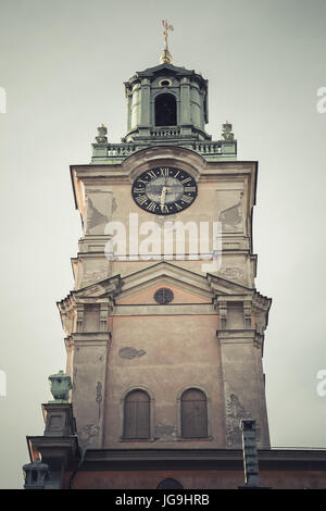 Storkyrkan, close-up de sa tour, la plus ancienne église de Gamla Stan, la vieille ville dans le centre de Stockholm, en Suède. Tons vintage photo avec filtre retro e Banque D'Images