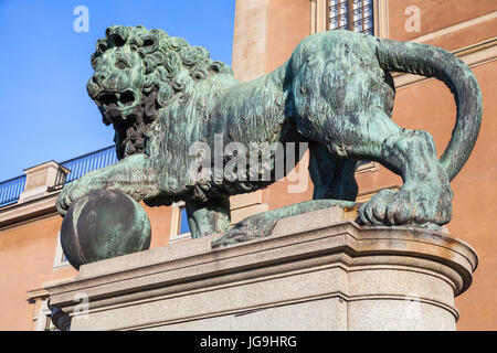 Statue en bronze de lion à Palais Royal dans la vieille ville de Stockholm, Suède. Photo en gros plan Banque D'Images