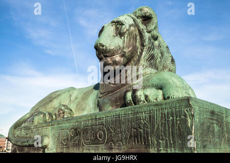Le pont nord, lion de bronze. Ancienne statue avec hiéroglyphes égyptiens dans la vieille ville de Stockholm, Suède Banque D'Images