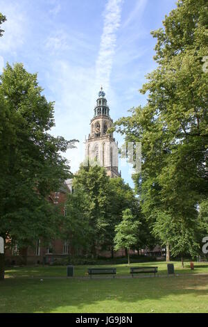 Tour Martinitoren emblématique vu de Martinikerkhof en été, centre de Groningen, Pays-Bas. Banque D'Images