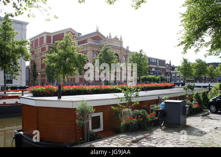 Stadsschouwburg (Théâtre Municipal, 1883) dans la région de Groningen, Pays-Bas à Turfsingel canal. Construit en style néo Renaissance. Bateaux amarrés devant. Banque D'Images