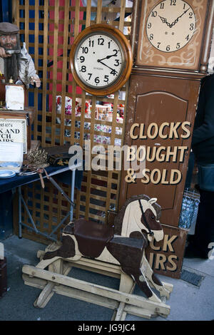 Stock Photo - London, UK - 19 juin 2017 : Boutique d'antiquités de Portobello Road. La route est bien connue pour son marché de Portobello Road, Banque D'Images