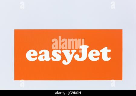 Lyon, France - 27 mai 2017 : Easyjet logo sur un mur. Easyjet est une compagnie aérienne britannique, opérant sous le modèle low-cost Banque D'Images