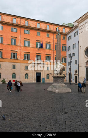 Rome, Italie - 01 octobre, 2015. La basilique de Santa Maria sopra Minerva est une basilique Saint-Pierre de Rome situé dans le quartier de Pigna, dans la Piazza della Minerva Banque D'Images