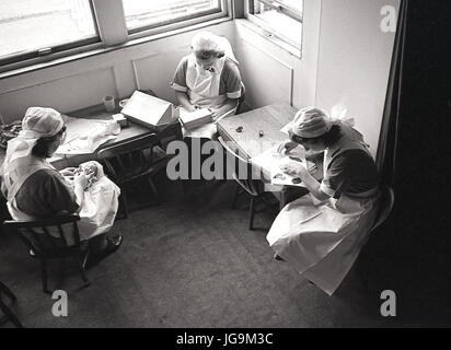 1940, l'Angleterre, la guerre, le personnel de l'hôtel de Stanstead, Essex, demeure de Lady Butler (Sydney Courtauld) épouse de l'homme politique conservateur Rab Butler, photo les montre faire des cadeaux pour les enfants nouvellement arrivés de l'evacuateed www2 attentat à la banlieue de Londres Hampstead Garden. Banque D'Images