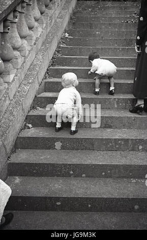 1940, Angleterre, guerre, evacuateed nouvellement enfants jouer sur les mesures dans l'enceinte de l'hôtel de Stanstead, Essex, le pays demeure de Lady Butler (Sydney Courtauld) épouse de l'homme politique conservateur et ministre Rab Butler. Banque D'Images