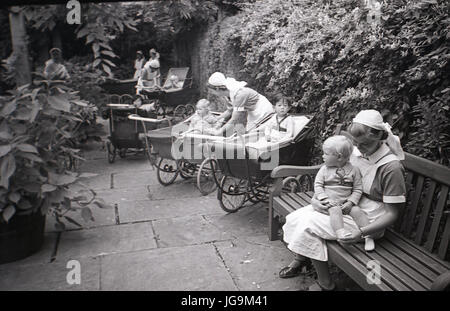 1940, Angleterre, guerre, evacuateed nouvellement enfants dans des poussettes qui sont pris en charge par des infirmières ou des nourrices à Stanstead Hall, Essex, demeure de Lady Butler (Sydney Courtauld) épouse de l'homme politique conservateur Rab Butler. Banque D'Images