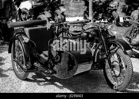 Beau, vieux, militaire personnalisé BMW moto R71 après une réunion sur la rénovation des motos. Noir et blanc. Banque D'Images