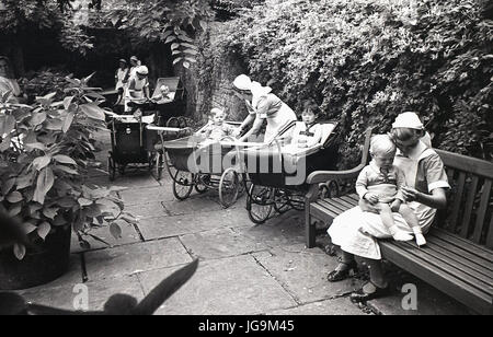 1940, Angleterre, guerre, evacuateed nouvellement enfants dans des poussettes qui sont pris en charge par des infirmières ou des nourrices à Stanstead Hall, Essex, demeure de Lady Butler (Sydney Courtauld) épouse de l'homme politique conservateur Rab Butler. Banque D'Images