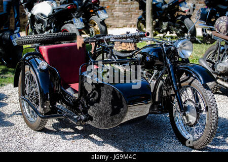 Beau, vieux, militaire personnalisé BMW moto R71 après une réunion sur la rénovation des motos. Banque D'Images