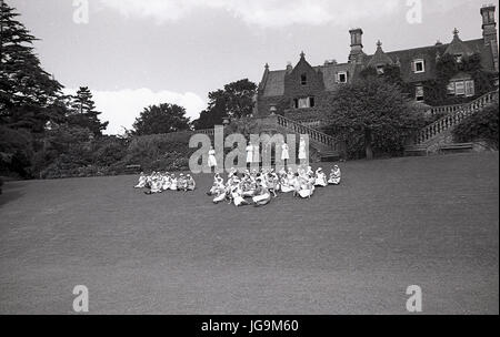 1940, en Angleterre, en temps de guerre, il a raison de Stanstead Hall, maison de Lady Butler ( Sydney Courtauld) épouse de Rab Butler, homme politique conservateur, avec toutes les infirmières qui s'occupait de l'enfant évacués de Londres. Banque D'Images