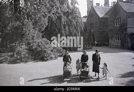 1940, Angleterre, guerre, photo montre Stanstead Hall, maison de Lady Butler (Sydney Courtauld) épouse de Rab Butler, politiican conservateur et ministre, trois infirmières à pied avec des poussettes dans les motifs de la maison avec de jeunes enfants évacués de Hampstead Garden Banlieue, Londres. Banque D'Images
