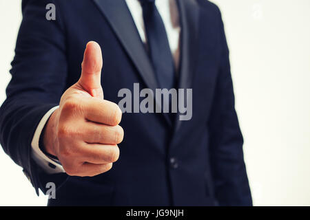 Businessman giving thumb up pour objectif de réalisation Banque D'Images