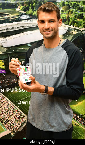 Grigor Dimitrov tennis player lors d'une crème Haagen-Dazs Fraises & crème glace événement promotionnel à Morrisons dans Wimbledon, Londres. Banque D'Images