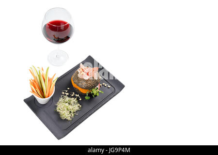 Burger sain avec hamon, tomates, pousses et noir, petits pains à grains entiers de bâtonnets de légumes et de vin rouge à l'ardoise noire sur fond blanc. Nettoyer, alimentaires, les régimes alimentaires detox concept. Banque D'Images
