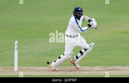 Chauves-souris Adil Rashid du Yorkshire pendant le championnat du comté de Specsavers, match de la division 1 au North Marine Road Ground, Scarborough.APPUYEZ SUR ASSOCIATION photo.Date de la photo: Mardi 4 juillet 2017.Découvrez PA Story cricket Yorkshire.Le crédit photo devrait se lire comme suit : Simon Cooper/PA Wire.RESTRICTIONS : usage éditorial uniquement.Aucune utilisation commerciale sans le consentement écrit préalable de la BCE.Utilisation d'images fixes uniquement.Aucune image mobile à émuler.Pas de suppression ou d'obscurcissement des logos du sponsor. Banque D'Images