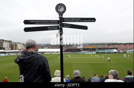 Surveiller l'action des fans par un panneau affichant comment près des principaux motifs de comté sont pendant le championnat du comté de Specsavers, Division One match à la route maritime du Nord, Scarborough au sol. Banque D'Images