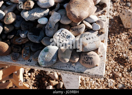 Suffolk Aldeburgh UK Juin 2017 - Le Sud d'Aldeburgh Lookout où public sont invités à laisser un message sur un caillou Banque D'Images