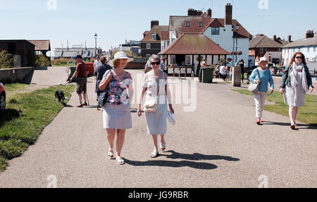 Suffolk Aldeburgh UK Juin 2017 - Waling le long de la mer Banque D'Images