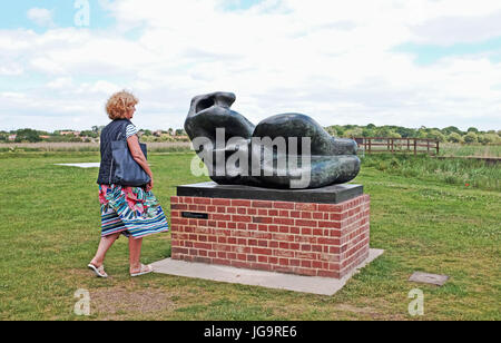 Snape Maltings Suffolk UK Juin 2017 - Snape Maltings un centre d'art Musique et beauté naturelle exceptionnelle de l'un d'Henry Moore's Reclining Figure family Banque D'Images